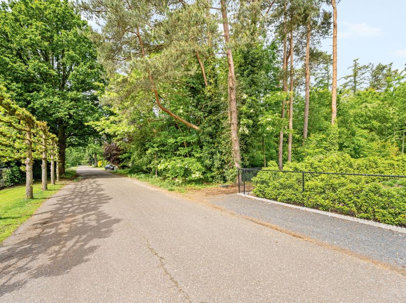Bent u op zoek naar rust, privacy en de unieke sfeer van wonen in het groen?<br />
Dit uitzonderlijk grote, bosrijke perceel van 3.219 m² ligt op een