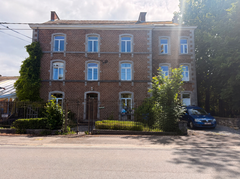 À louer, agréable appartement idéalement situé au cœur de Bomal, à proximité immédiate de toutes les commodités (commerces, boulangerie, école, gare,