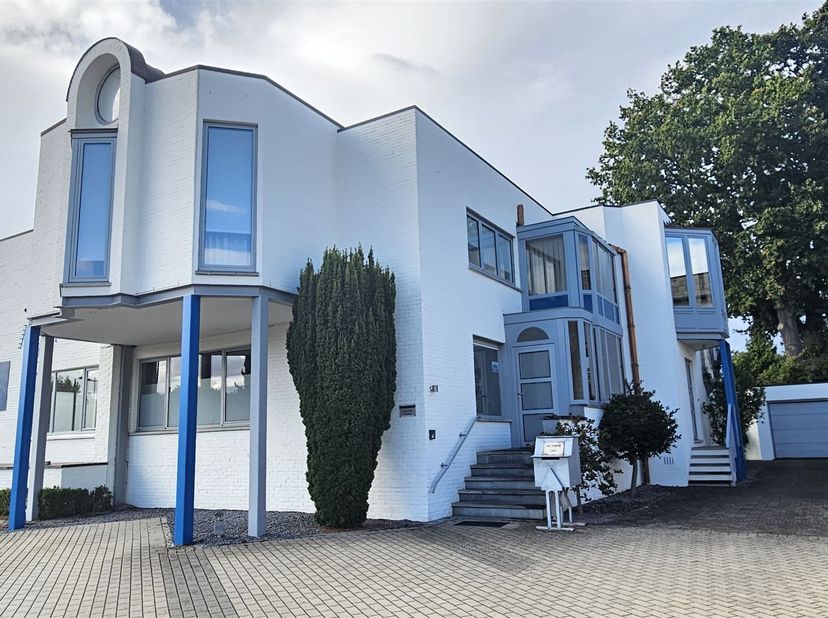Uitzonderlijke investering met tal van mogelijkheden – praktijk, woning én opbrengsteigendom aan de Hasseltweg<br />
Ontdek deze volledig ingerichte