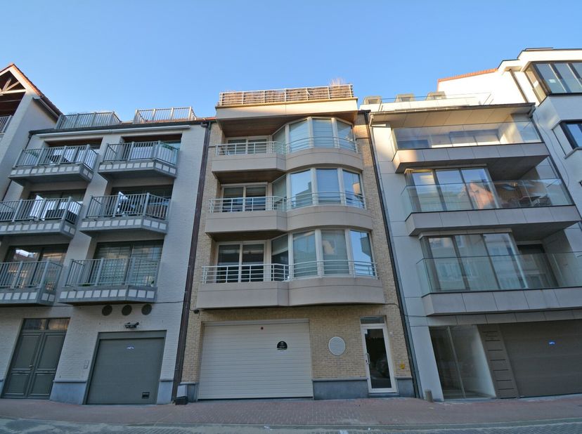 Eplacement voiture dans le centre de Knokke, à proximité de Lippenslaan, Rubensplein et de la Digue<br />
Longueur : 5m10<br />
Hauteur maximale : 1m8
