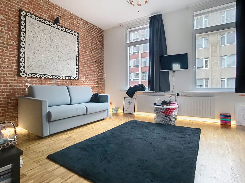 Ce studio prêt à emménager d'environ 38 m² est situé dans la Carnotstraat, près de 't Laar et de Moorkensplein. Le studio bénéficie de beaucoup de lum