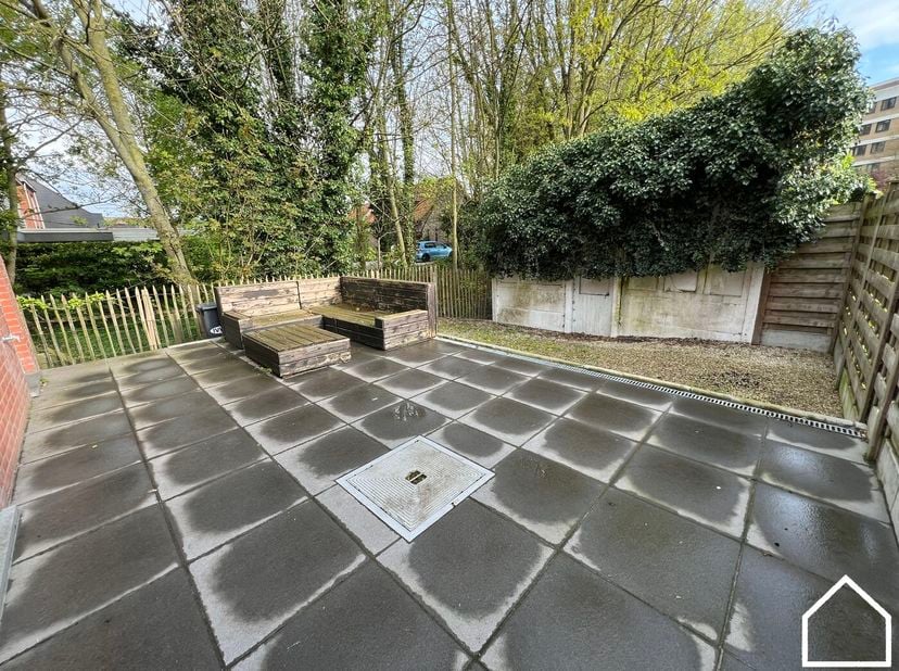 Ontdek deze charmante en volledig instapklare woning. Dankzij de handige zij-ingang bereikt u moeiteloos het terras.<br />
<br />
Indeling: inkomhal m