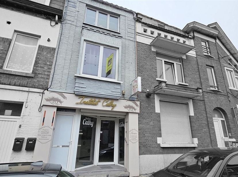 Prix: Offre à partir de 120.000 euros, frais d'agence non inclus et à charge de l'acquéreur.<br />
Surface commerciale + logement indépendant comprena