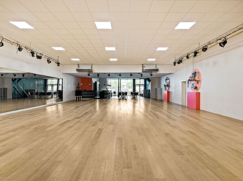 Voormalige dansschool / bioscoop (495m²) in centrum Herentals<br />
Dit handelshuis is zeer gunstig gelegen in het centrum van Herentals, op wandelafs