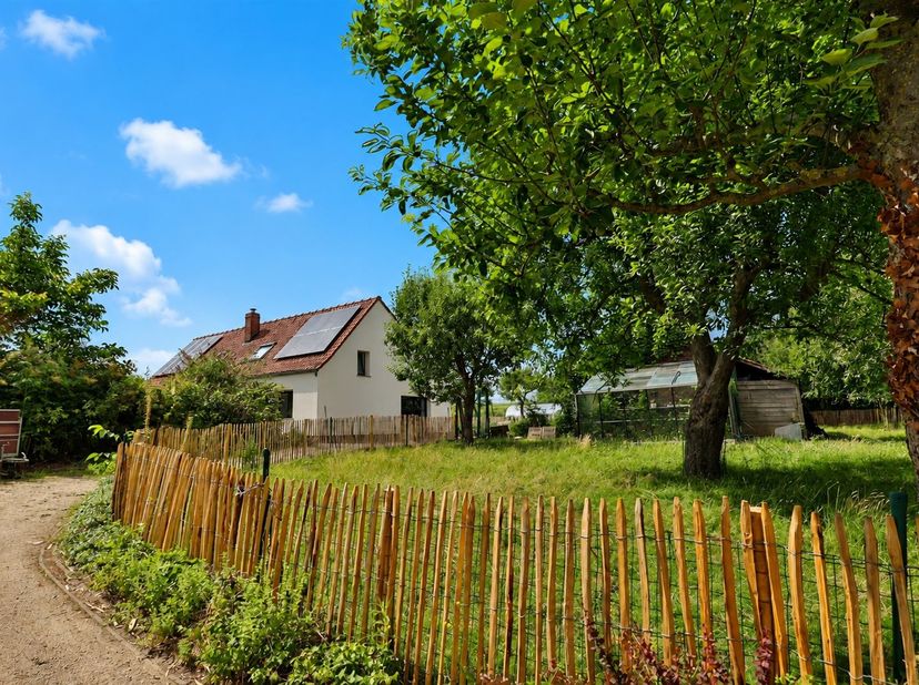 ZALIG WONEN IN HET GROEN OP MEER DAN 4000 m²<br />
<br />
Teruggetrokken van de straat verbergt deze villa zich achter een groen scherm van bomen en