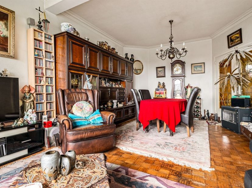 Ligging: Het appartement is gelegen aan de Bleekhofstraat 117 bus 23/5C, in een centrale en gegeerde buurt van Antwerpen. Winkels, supermarkten, schol