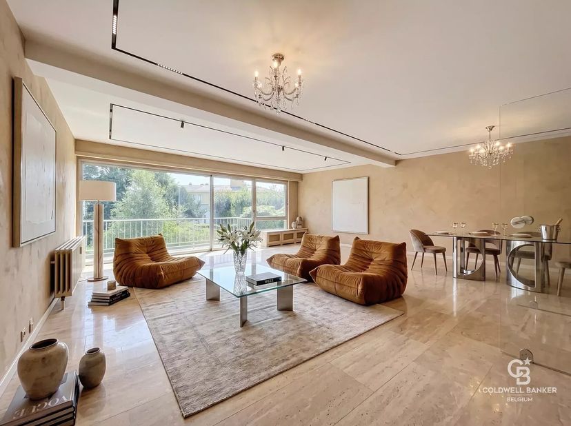 Gelegen in de zeer gegeerde Sterrewachtwijk, biedt dit ruime triplexappartement van ±230 m² mooie volumes, een zuidgerichte ligging en een prachtig ui