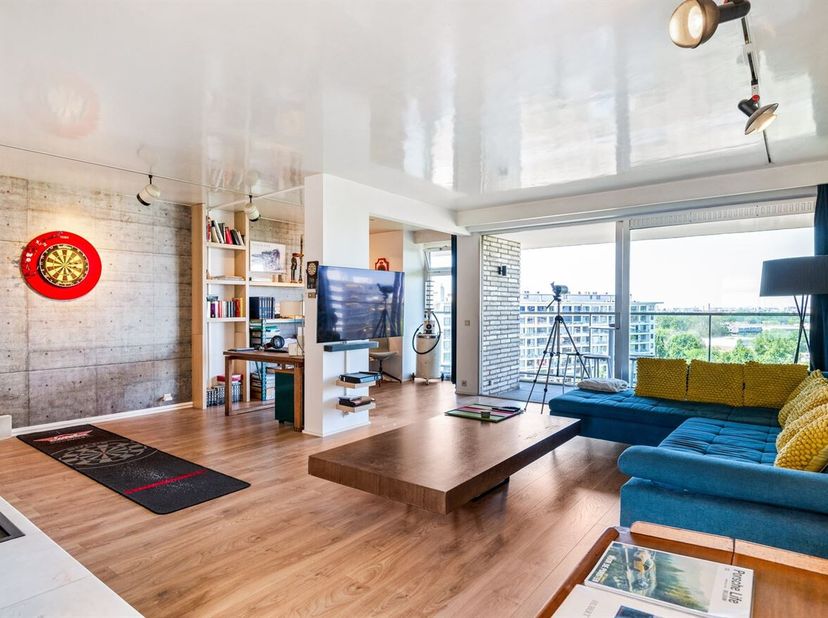 Openhuizendag op zaterdag 13 juni van 9u30 - 10u30<br />
Ligging: Dit unieke duplex appartement bevindt zich aan de Fruithoflaan en geniet van een uit