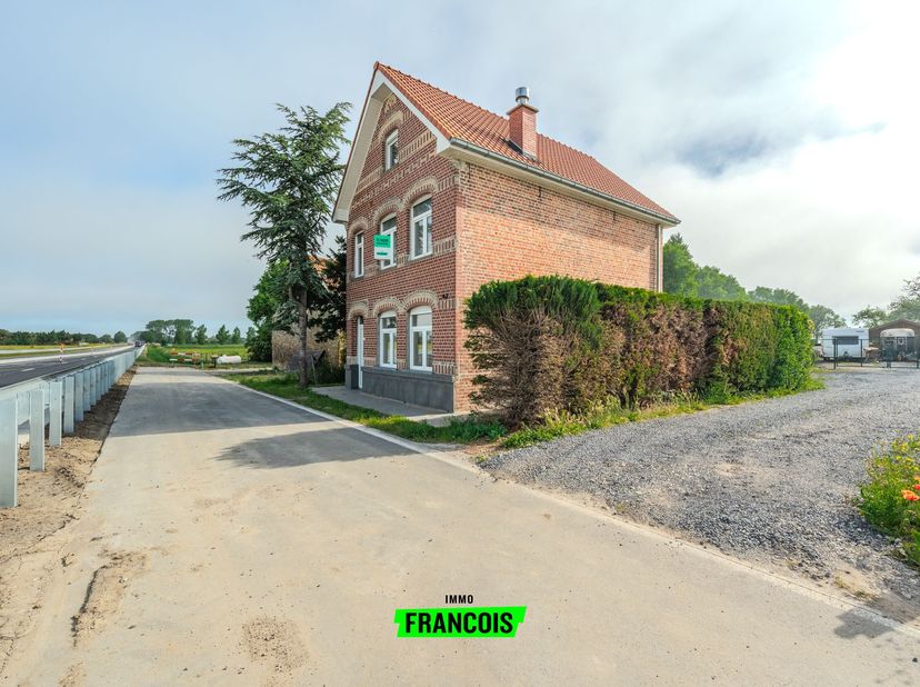 Cette spacieuse maison offre une disposition pratique et constitue une base adaptée pour qui recherche un logement familial confortable avec suffisamm