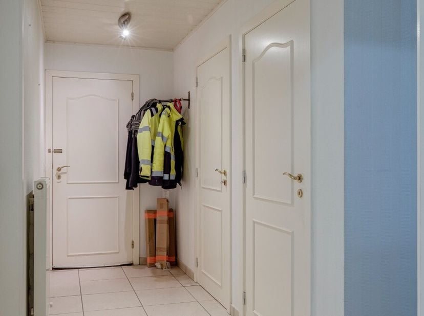 Ruim en gelijkvloers appartement met 2 slaapkamers, garage en groot terras/tuin, gelegen in het centrum van Lommel. Troeven: Ruim terras/tuin met zonn