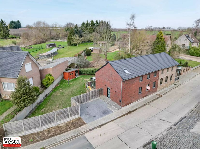 Découvrez cette confortable maison située dans le charmant quartier de Mechelen-Bovelingen. Avec une surface habitable de plus de 170 m², cette propri