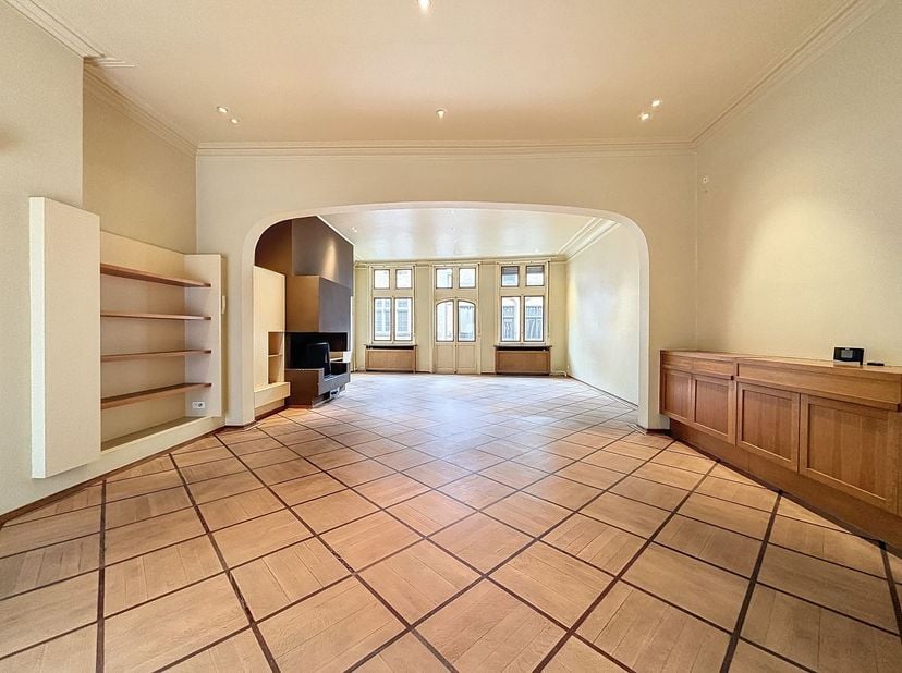 Handelsgelijkvloers (135 m²) met ruime woonst (397 m²) of uitzonderlijke opbrengsteigendom op topligging in hartje Ieper<br />
Op een absolute toploc