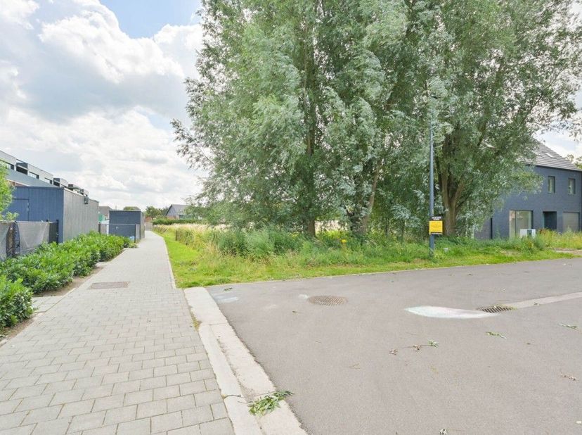 4 BOUWGRONDEN VOOR HOB <br />
 <br />
Lot 1: VERKOCHT <br />
Lot 2: VERKOCHT <br />
Lot 3: € 145.000,00 een perceel van 327 m² <br />
Lot 4: VERKOCHT