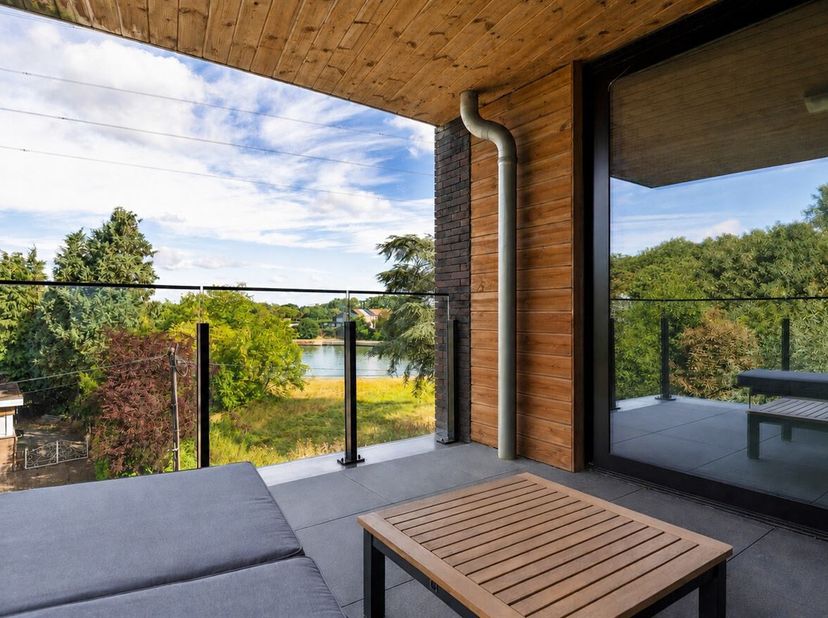 Energiezuinig 2-slaapkamerappartement met terras<br />
Ligging: Gelegen op een zeer rustige en gunstige ligging, vlakbij het Albertkanaal. Net buiten