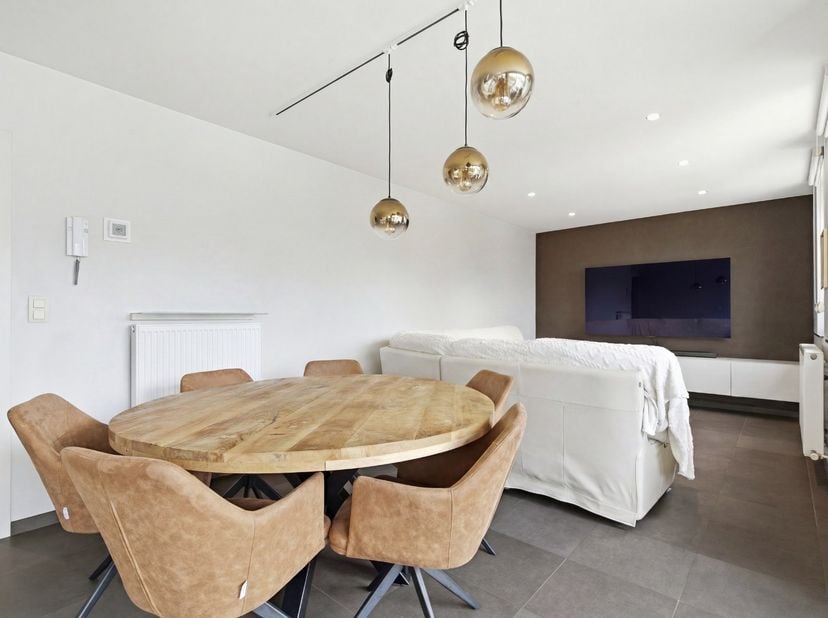 Dit instapklare en modern afgewerkte appartement bevindt zich op de tweede verdieping van een verzorgd gebouw, op wandelafstand van het bruisende cent