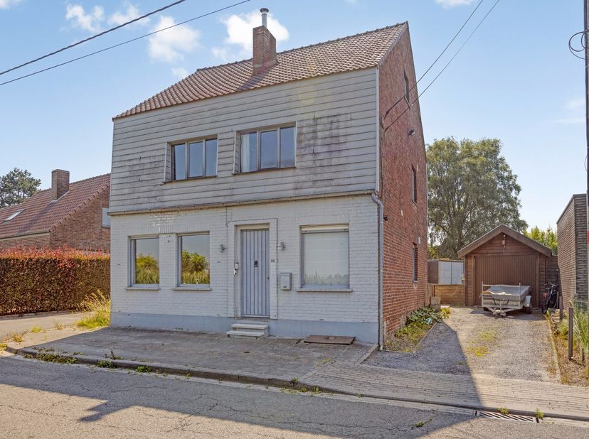 Deze eigendom bevindt zich langs de Ieperstraat in Kortemark, op slechts 2,5 km van het centrum in Kortemark én biedt u zeer vlotte verbinding naar Ho
