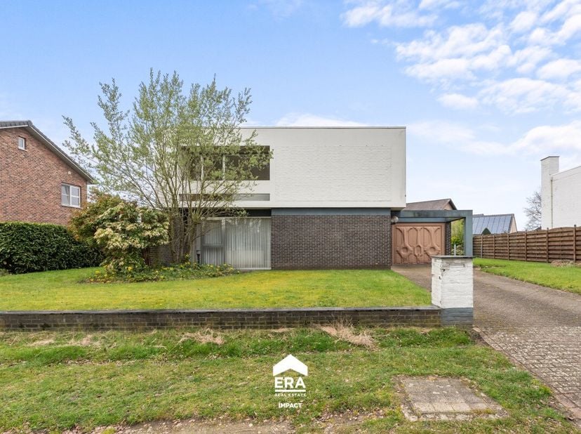 [[ DIT PAND NEEMT DEEL AAN DE ERA OPEN HUIZEN DAG OP 13/6 VAN 11:00 TOT 12:00 ]] Deze vrijstaande woning op de Vrijheidslaan 69 in Bree is gelegen in