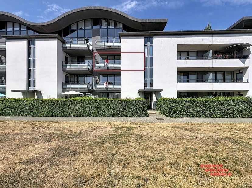 Dit ruime appartement ligt in het charmante Sint-Kruis en biedt een comfortabele en stijlvolle woonruimte. Met drie slaapkamers is het ideaal voor gez
