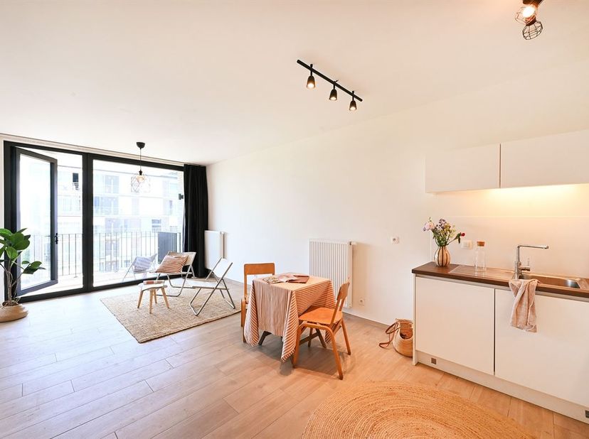 Op zoek naar een instapklaar appartement waar comfort, bereikbaarheid en natuur mooi samenkomen? Dit moderne éénslaapkamerappartement bevindt zich op