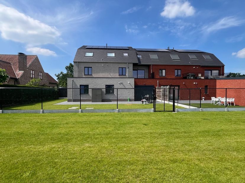 Algemeen<br />
Op de eerste verdieping in deze recente residentie aan de Zuidlaan bevindt zich dit stijlvolle appartement. Dankzij de zuid-oost oriënt