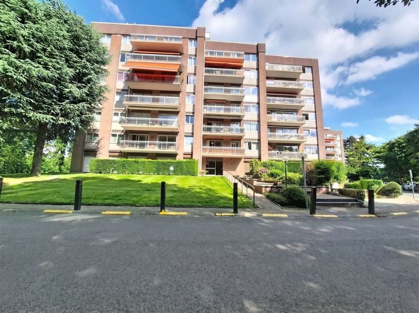 Appartement 1 chambre idéalement situé dans un environnement très calme et verdoyant, avec agréable terrasse orientée ouest. L'appartement bénéficie d