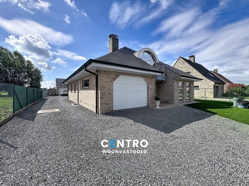 Ruime, onmiddellijk instapklare gezinswoning op 943m² grond met 4 slaapkamers, bureel, inpandige garage + dubbele garage én ZUIDgerichte tuin te Malde