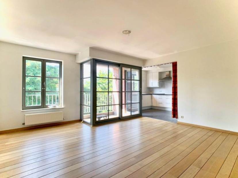 WOLUWE-SAINT-PIERRE, ideaal gelegen vlakbij Montgomery en het park van Woluwe, licht APPARTEMENT van ± 110 m² met TERRAS en inbegrepen parkeerplaats.