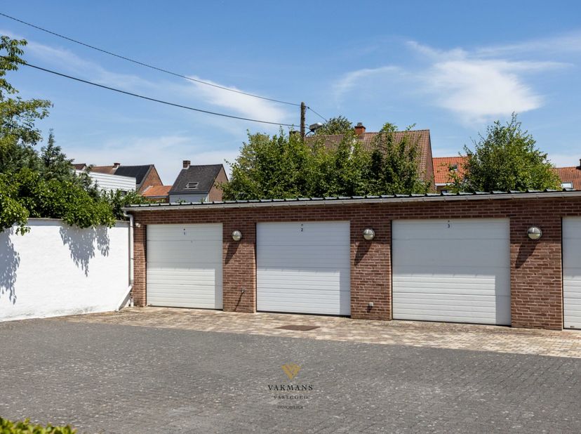 Ruime gesloten garage met elektrische poort&amp;nbsp; te huur in veilige residentie met afgesloten toegangspoort.&amp;nbsp;<br />
Contacteer Fabienne voor mee