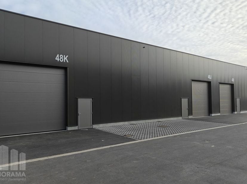 Nieuwbouw KMO-unit met een oppervlakte van +/- 231m² INCLUSIEF privatieve parkeerplaats.&amp;nbsp;<br />
<br />
De casco magazijnruimtes bestaande uit sta