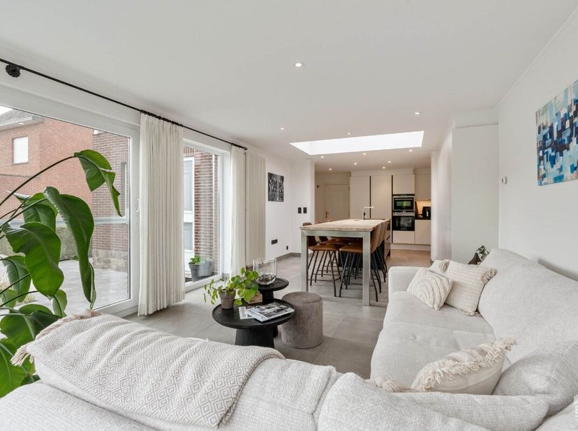 Ruime woning in het centrum van Halen op een mooi perceel van 9a 41ca, vlakbij invalswegen naar Diest en Herk-de-Stad en de oprit van de E314. Voor me