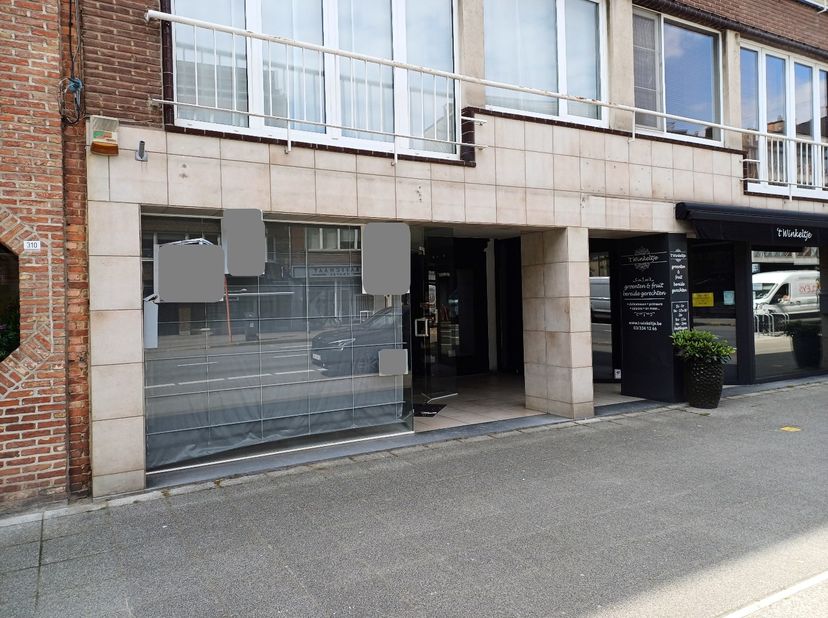 Een winkelruimte gelegen in het centrum van Brasschaat, vlakbij "Leonidas", "Sony Hifinesse", "Bjorn Borg", "Casa", "Hema", "Kruidvat", "L&amp;L", "Hunkem