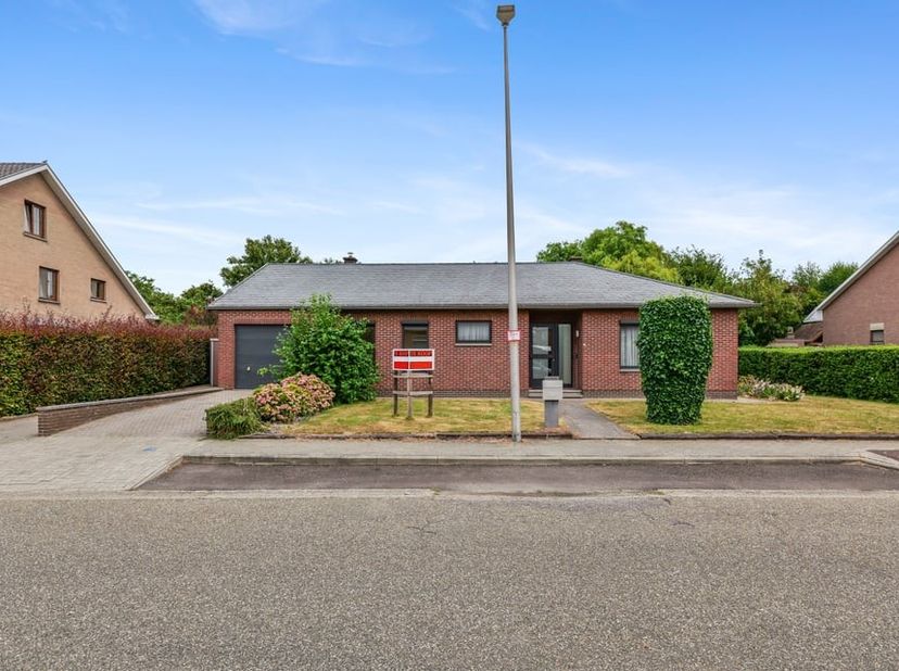 Bent u op zoek naar een vrijstaande woning met een praktische indeling en heel wat potentieel? Dan is deze open bebouwing, gelegen aan de Tiende Meist