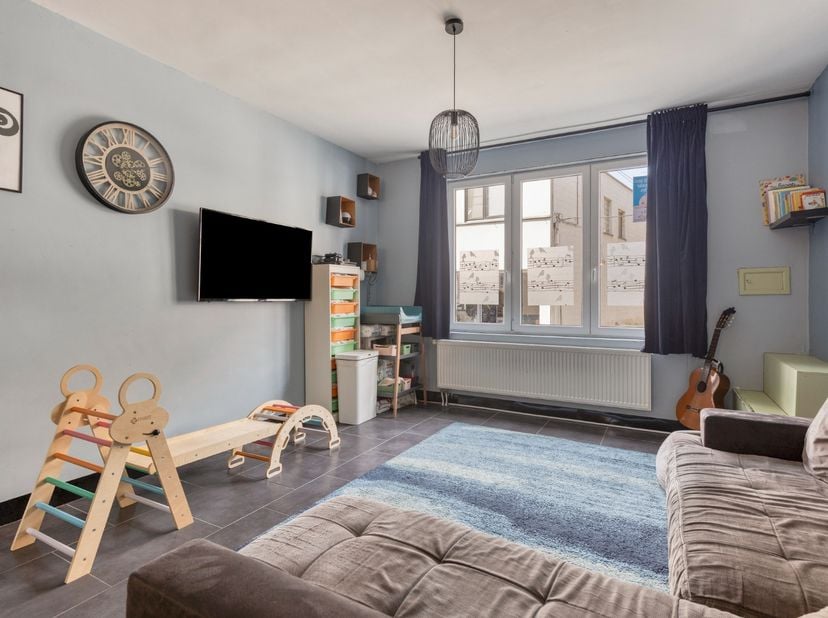Op zoek naar een ruime gezinswoning op een centrale locatie? Deze charmante starterswoning in de Duivenstraat biedt maar liefst 5 slaapkamers, een aan