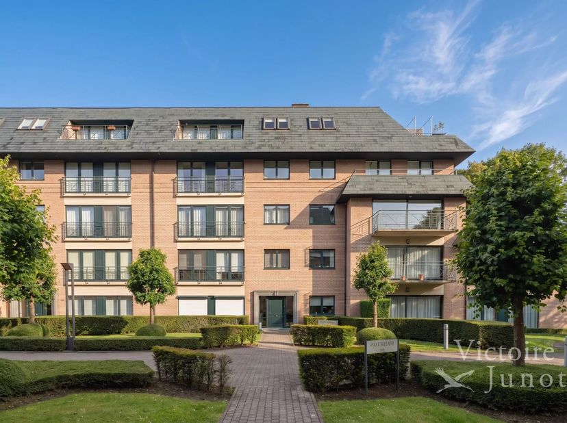 Uitzonderlijke ligging in een rustige omgeving in het hart van Fort Jaco, dit schitterende appartement van ± 113m² met een prachtig terras zonder inki