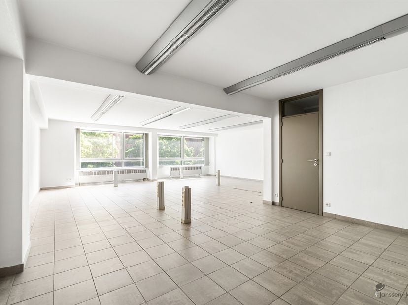 Sur l'avenue Guffens, cet immeuble commercial représentatif offre une combinaison rare de volume, d'apparence et d'emplacement stratégique. Avec 220 m
