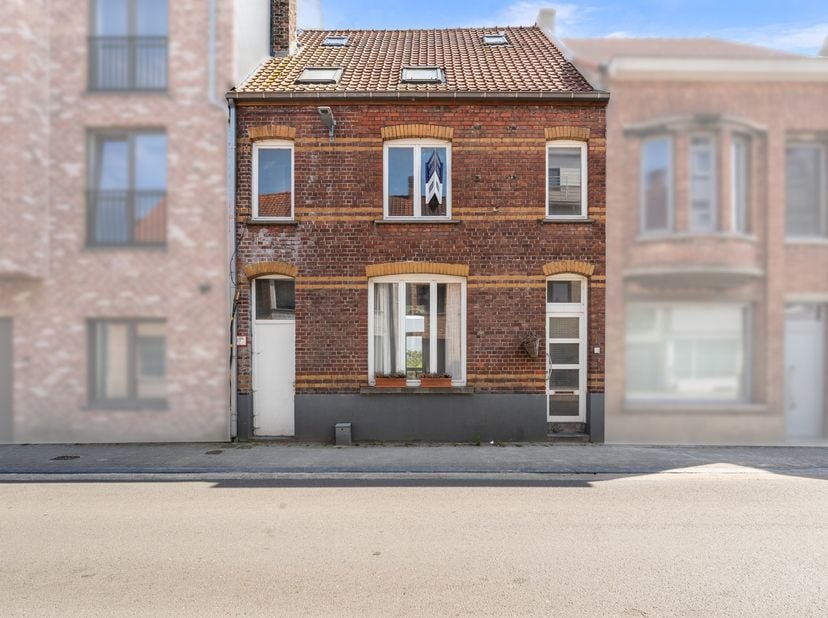 <br />
<br />
Te renoveren woonst met tuin, vlot en centraal gelegen te centrum Gistel (348 m² grondoppervlak).<br />
Inkom, woonkamer met aansluitend