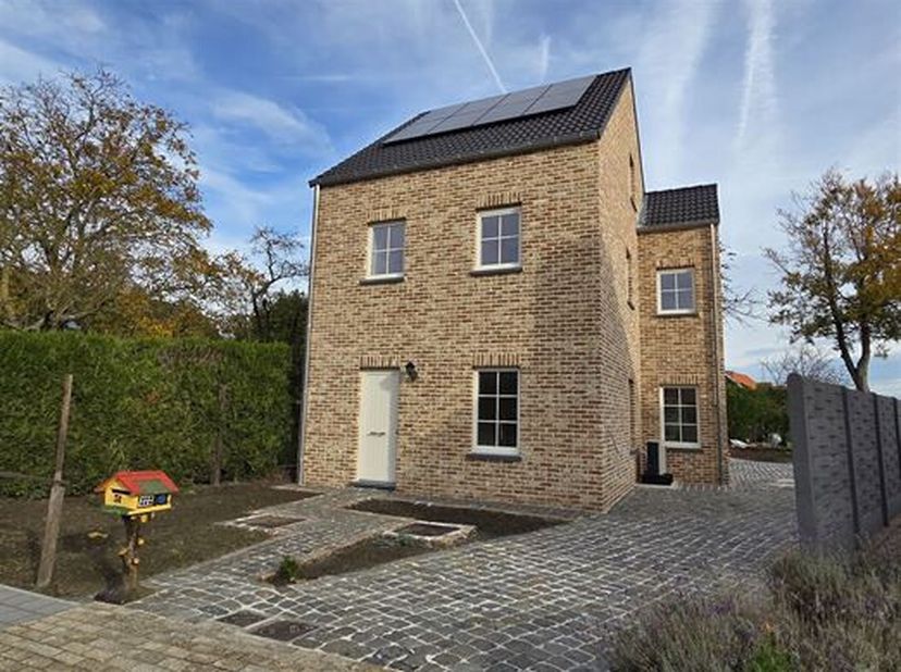 ENERGIEZUINIGE EN KWALITATIEVE HALFOPEN BEBOUWING (NIEUWBOUW) 161M² MET 3 SLAAPKAMERS EN MOOIE TUIN.<br />
 Ligging nabij centrum met vlotte bereikbaa