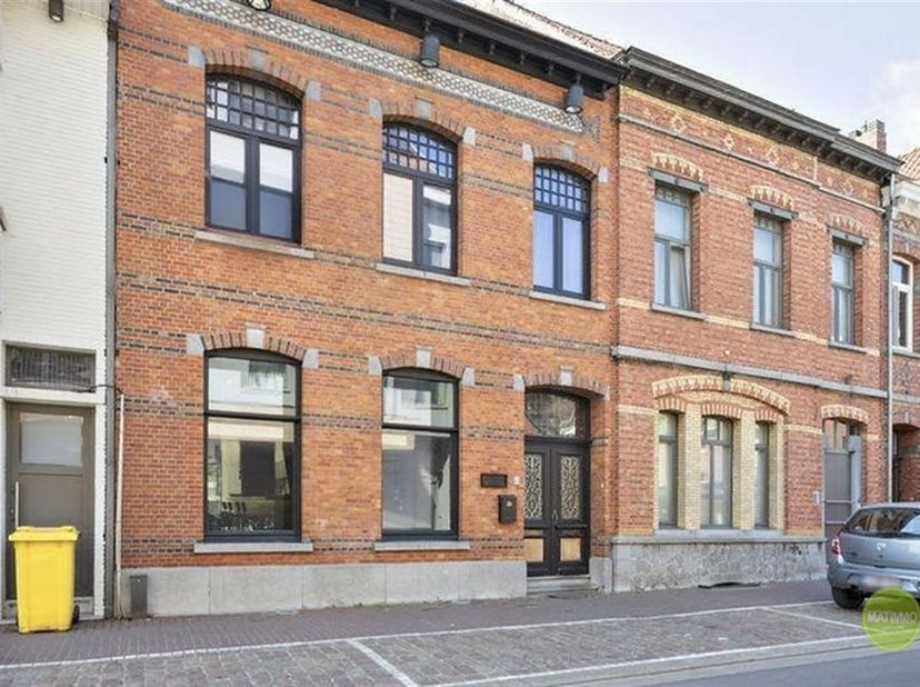 Authentiek handelspand in het hart van Mol<br />
<br />
INSTELPRIJS - BIEDEN VANAF 425.000 EURO !<br />
<br />
Ontdek dit uitzonderlijke pand met