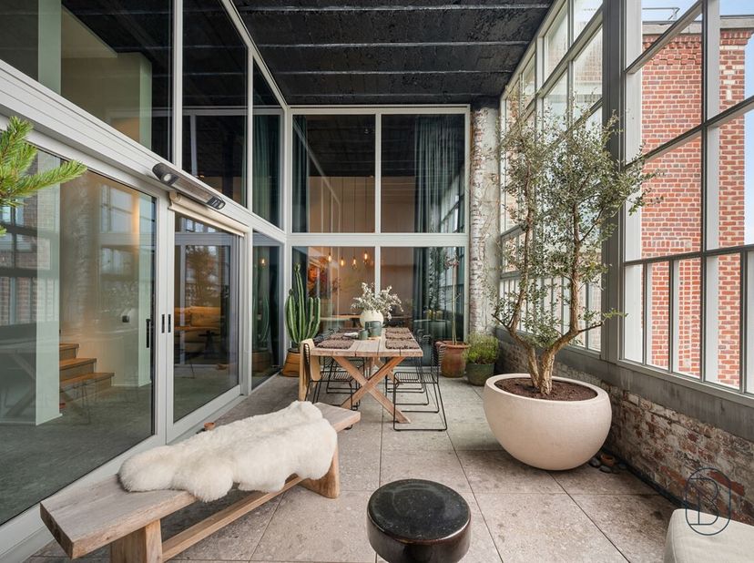 Bij het betreden van deze uitzonderlijke loft waant u zich meteen in een andere wereld. <br />
Een unieke woonbeleving waar hoogwaardige materialen, m