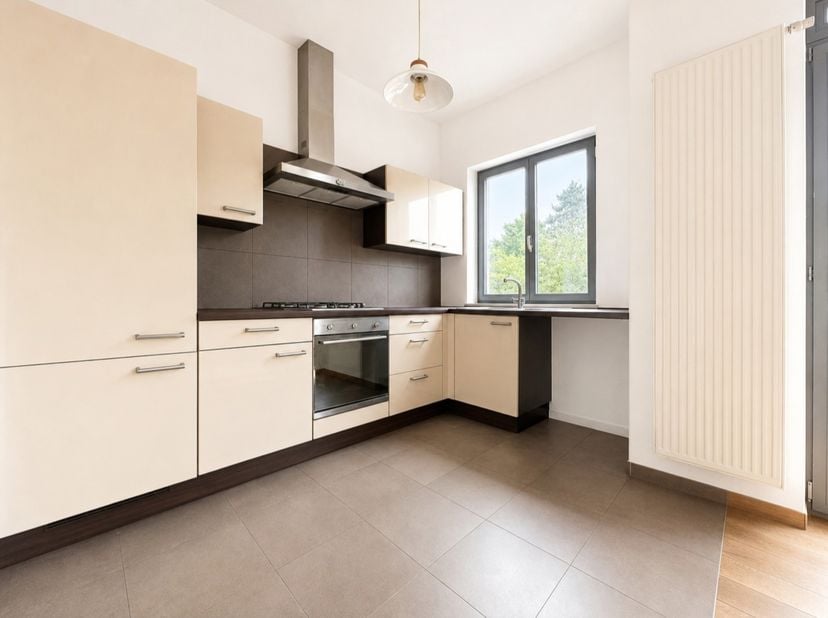 A 100m du Parc Duden, à proximité de nombreux transports en commun, nous mettons en location un charmant appartement de 80m². Situé au 2ème étage d'un