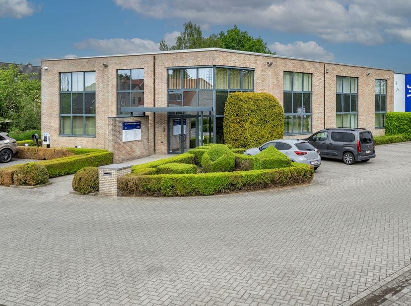 LIGGING<br />
Het gebouw is gelegen aan de Donk 54 te Lier, in een goed bereikbare en strategische omgeving met een vlotte verbinding naar zowel het c