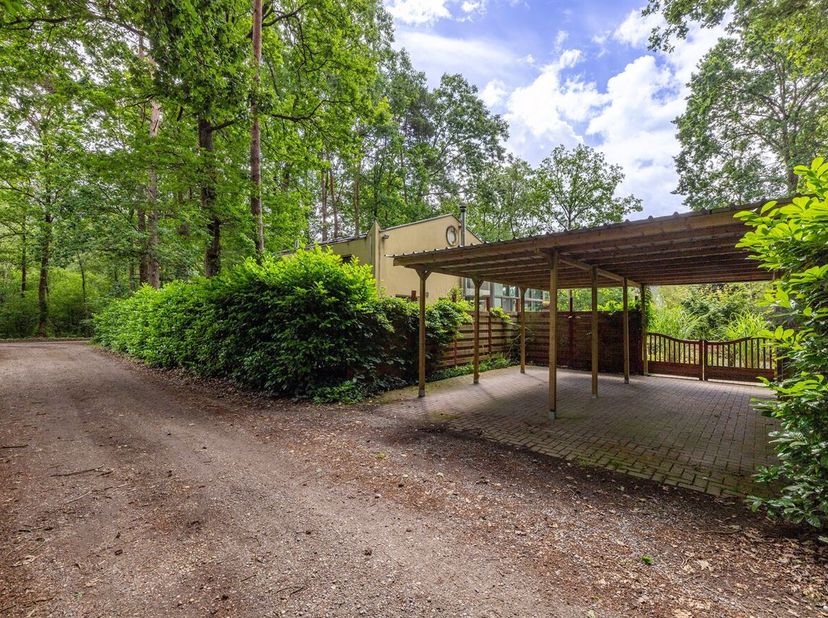 Maison de vacances comprenant 2 chambres, une mezzanine et un bureau, sur un terrain de 1 908 m². <br />
Située dans un cadre calme et verdoyant à Wes