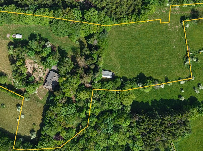 Au cœur de l'Ardenne se situe Sol Croupet : un domaine d’exception actuellement exploité et autorisé comme gîte pour 26 personnes.<br />
De part sa si