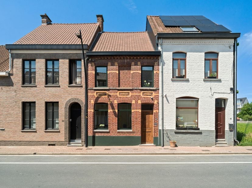 Deze volledig en kwalitatief gerenoveerde woning is rustig gelegen en combineert hedendaags wooncomfort met een praktische indeling. Op het gelijkvloe
