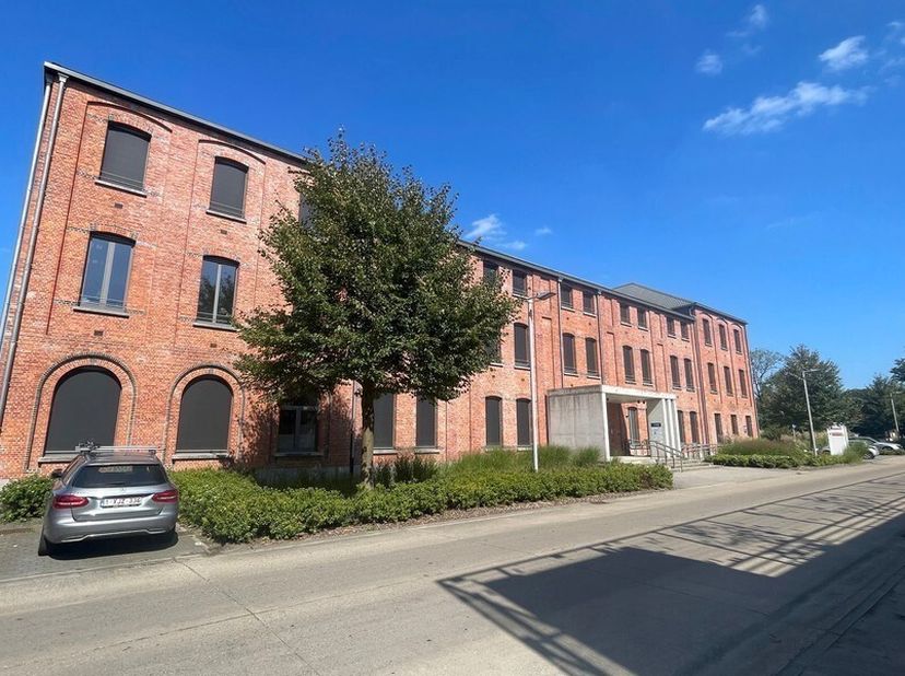 350m² kantoorruimte (ex-FOD Financiën - uitbreidbaar tot 5000m² kantoren)<br />
Ligging: vlotte verbinding naar E19 ; bushalte op wandelafstand<br />