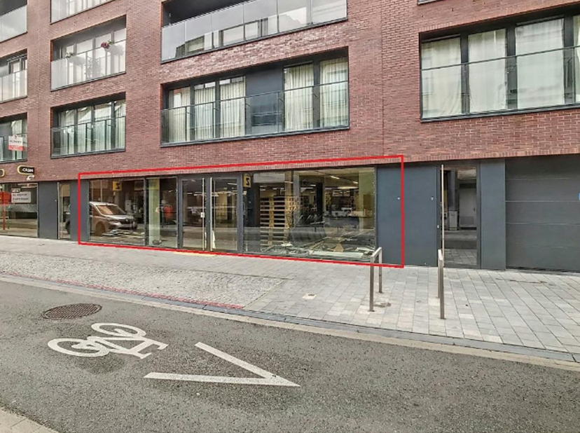 Deze handelsruimte van 1.200 m² bevindt zich in de Marktstraat, dé toplocatie in Izegem. Dankzij de nabijheid van populaire winkels zoals Zeeman, Hans