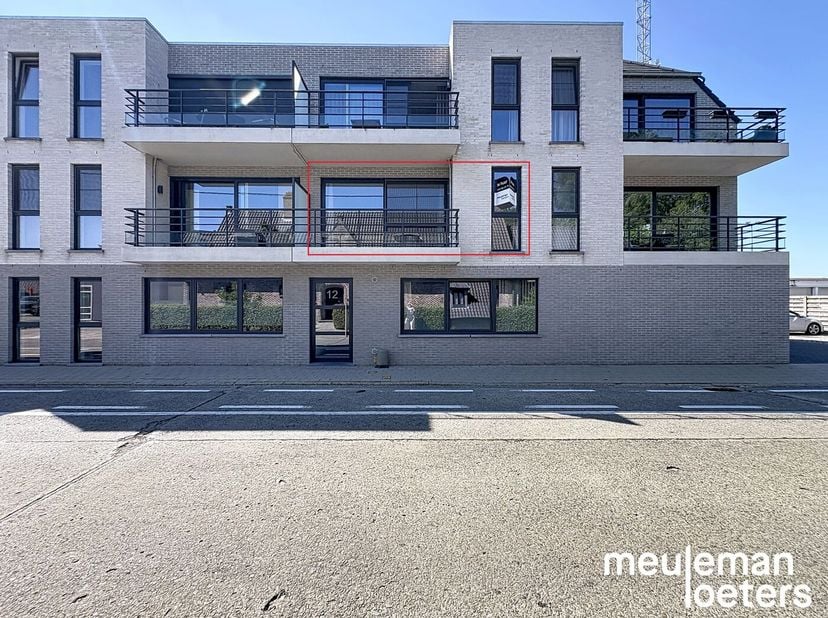 Dit lichtrijk appartement in Zwevezele biedt een comfortabele woonruimte met een open keuken.<br />
In het appartement bevinden zich 2 slaapkamers.<br
