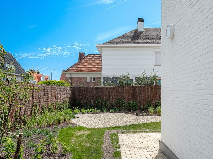 Villa d’exception entièrement rénovée, idéalement située dans la prestigieuse Jozef Nellenslaan à Knokke.<br />
Cette élégante villa a été rénovée ave