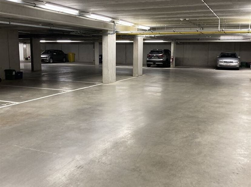 Emplacement de parking souterrain idéalement situé dans le centre de Mol-rauw !<br />
Les emplacements sont facilement accessibles par un large portai