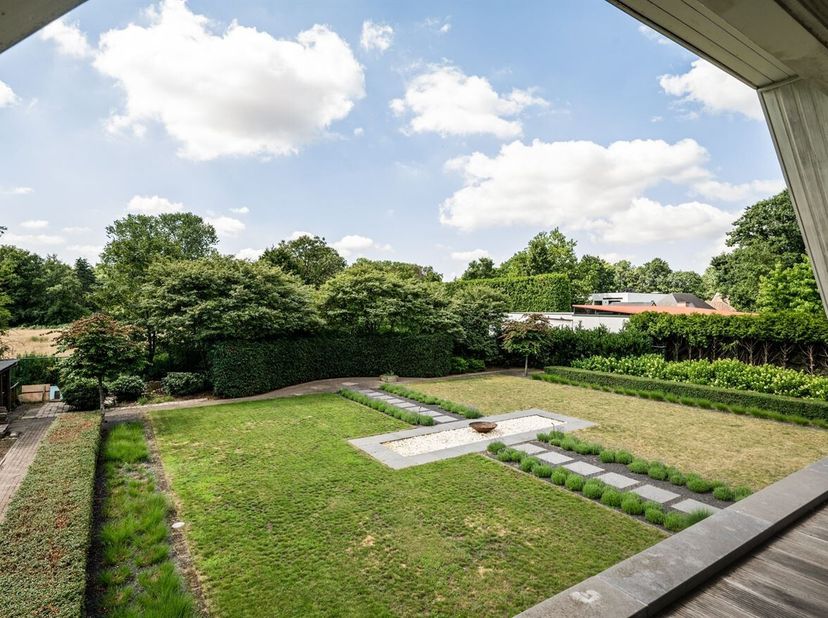 Ruime villa met 4 slpk op 16a 13ca<br />
Deze woning dateert van 1997 en bevindt zich in een goede staat van onderhoud.<br />
Ligging: Groen gelegen o